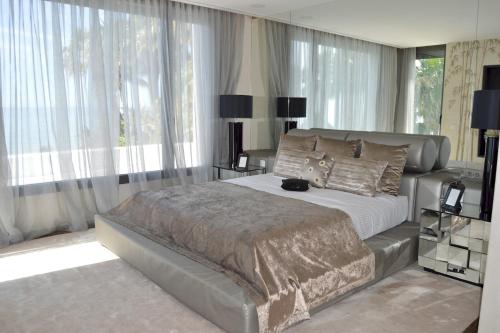 Modern Designer Villa 34121743 Direct Seafront Los Monteros Marbella For Holiday Rentals