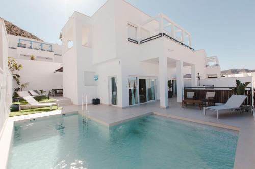 Modern Villa for 10 people with swimming pool