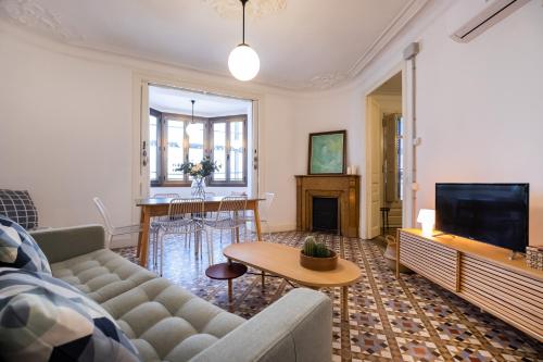 Modernist Apartment For Large Groups In Eixample