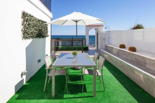 Moderno Malibu con terraza y vistas al mar