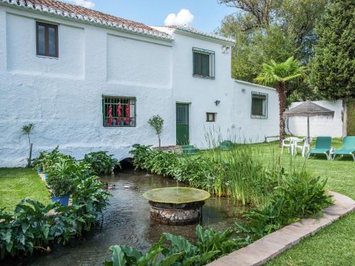 Rustic Cottage in El Padul with Swimming Pool