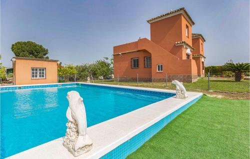 Nice home in Arahal with Outdoor swimming pool and 5 Bedrooms