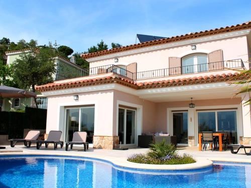 Luxurious Villa in Santa Cristina d Aro with Swimming Pool
