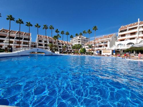 Apartment Vistasol, beach front with heated pool in Parque Santiago 2, wifi