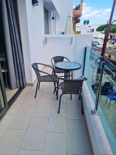 One bedroom appartement at Puerto de Mogan 100 m away from the beach with sea view balcony and wifi