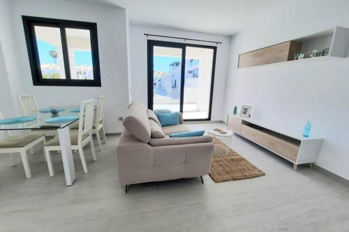 Palms Beach - Brand New Luxury Beachside Apartment