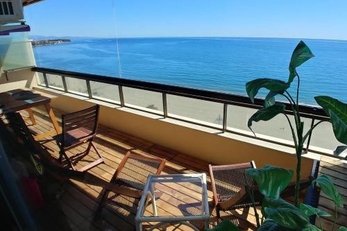 Paseo Estepona - Apartment in 1st line of beach with parking