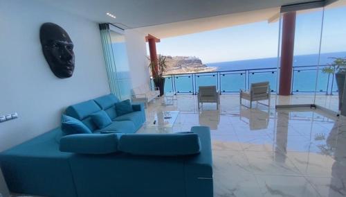 Penthouse In The Sea, Tauro