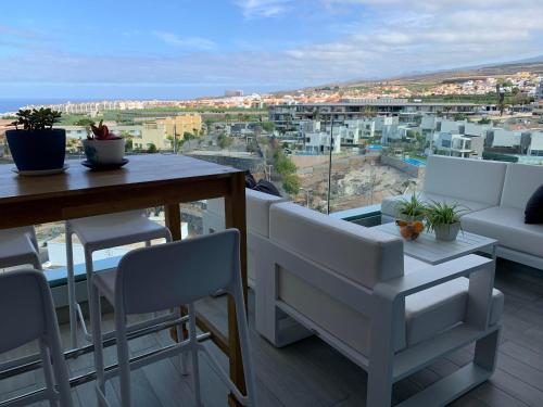 3 bedroom apartment with sea view 8th floor