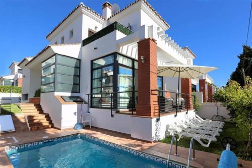 011 Bright and Spacious Villa with Private Pool