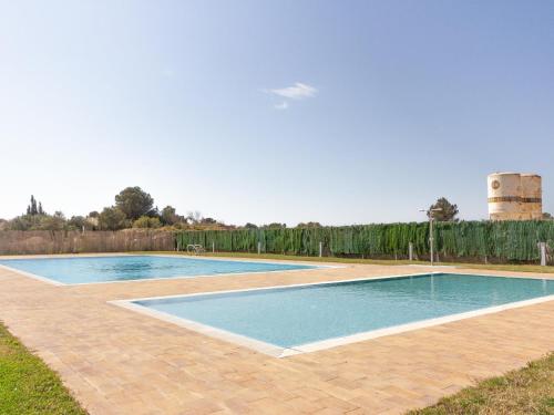 Piscina y en la playa margallo