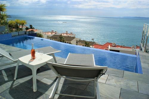Preciosa casa con piscina desbordante y vistas al mar
