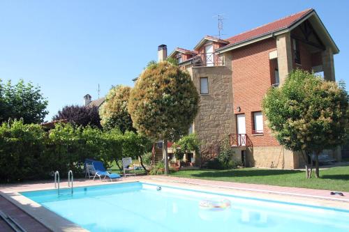 Preciosa casa independiente con piscina cubierta y gran jardín privados