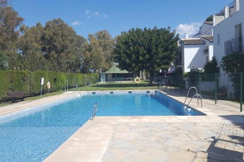 Precioso apartamento a pie de playa en la nueva Milla de Oro entre Estepona y Marbella