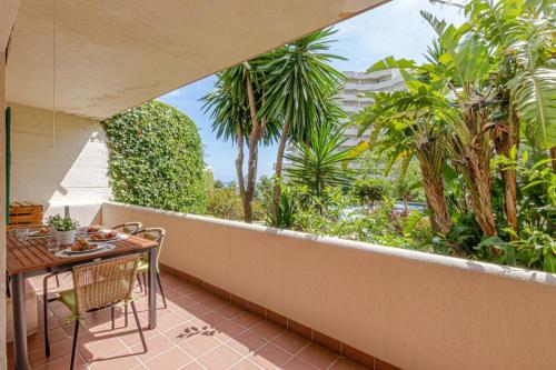 797 Holiday Rentals- Precioso piso con vistas al jardin en Benalbeach