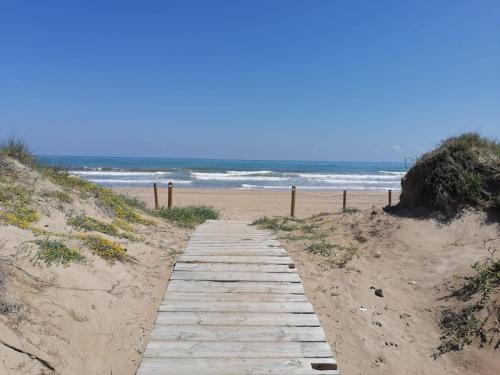 primera linea de playa con piscina