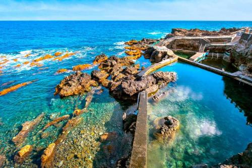 Primera línea en piscinas naturales.