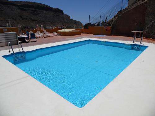 Puerto de Mogan - Spacious, 3 Bedroom apartment. Air Con. Heated Pool, Playa