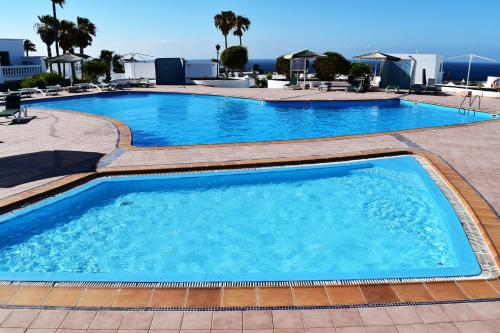 Puerto del Carmen center - New Apartment by the pool and private parking