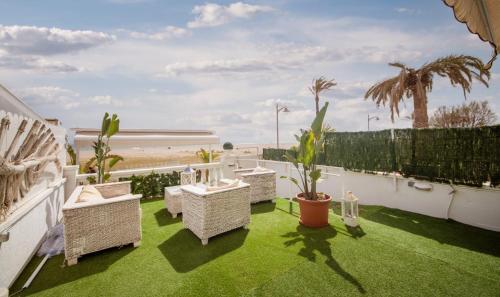 R126 Beachfront Apartment Sant Salvador