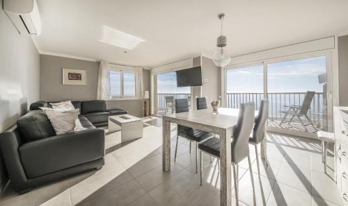 R13 Beachfront Apartment Segur