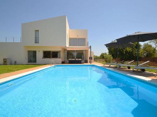 Recently built country house in a minimalist style, private pool detached