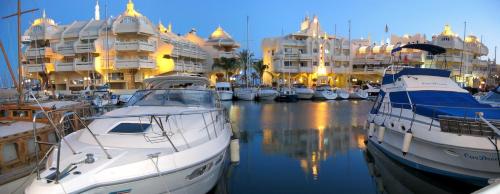 Nordic 1 bedroom apartment on Island complex in marina harbour