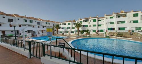 Remarkable 3-Bed Apartment in Arona