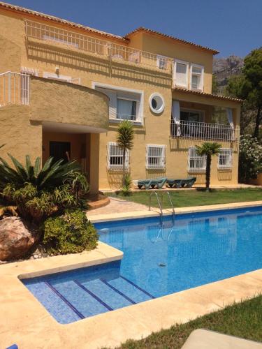 Remarkable 4 Bed Suite in villa private entrance