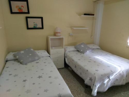 Habitación triple con cama de matrimonio y una de cuerpo y medio a kilómetro y pico de la playa