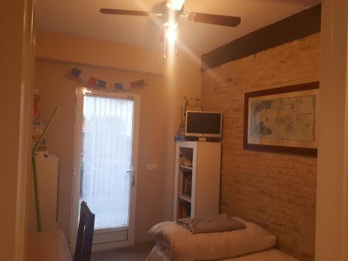 Room in Guest room - Quiet Single Room in Valencia, with Large Terrace for pets