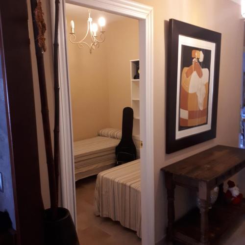 Room in Guest room - Twin room in Valencia with private bathroom and large terrace for pets