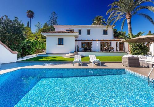 Scandinavian modern villa in Puerto Banús for up to 10 pax, heated pool, aircon, fast wifi..