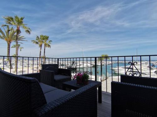 Sea front apartment in Puerto Banús