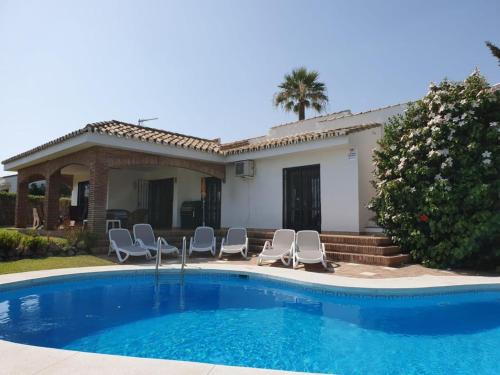 Sea view villa with pool, near beach in Calahonda, Marbella area