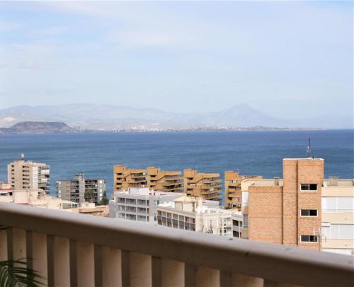 Apartamento con vistas al mar, con piscina y parking