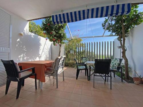 Semi-detached house with magnificent views, 5 min. from the beach.