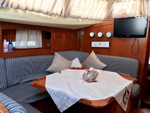 Sleep & BoatsBreakfast Barcelona City