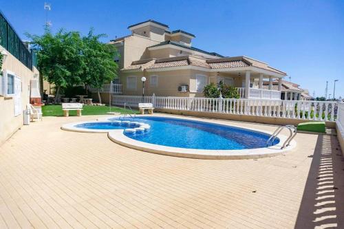 Spacious 2 Bed Ground floor apartment with beautiful communal pool