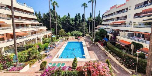 Spacious 3-bedroom apartment on the second line from the beach in the center of Marbella, in the Parque Marbella building.