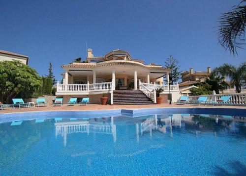 Spacious 700m2 villa, Golfers paradise.