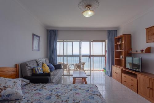 Studio apartment with sea view and pool