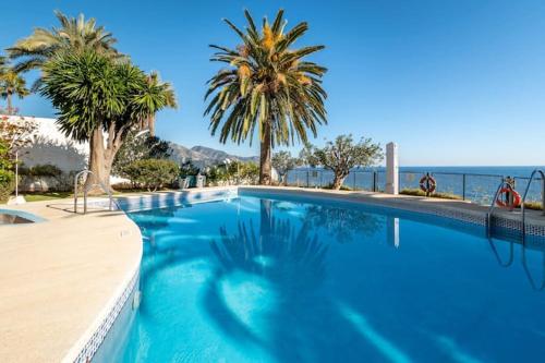 Stunning 2 bedroom penthouse in Edf. Tuhillo, Carabeo, Nerja