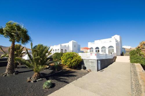 Stunning detached villa with unspoiled views - all you need and more!