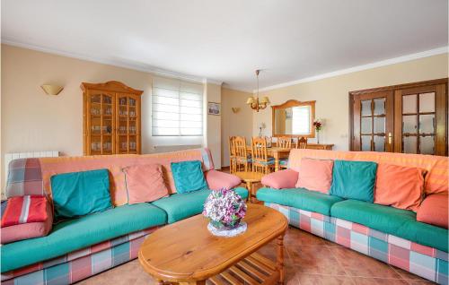 Stunning home in Badarán with WiFi and 5 Bedrooms