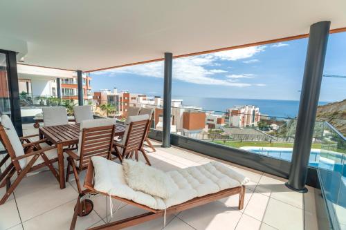 Stunning modern 4 bedroom apartment by the beach