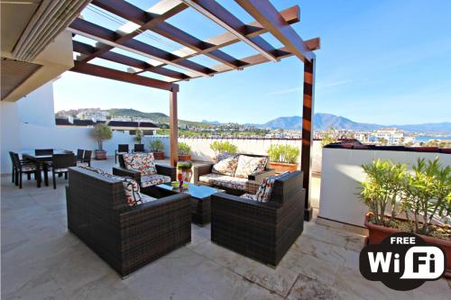 La Duquesa stunning views, frontline beach, 3 Bedrooms luxurious Penthouse