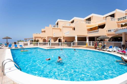 Stylish apartment with sea view, WiFi, heated pool, bar