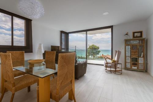 Smart Sea Front Modern Sunny Beach Apartment