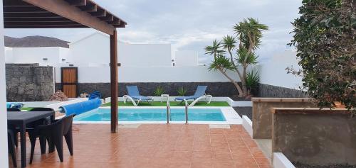Super detached private villa near the beach- heated pool-wifi-uk tv